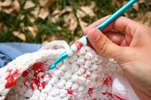 how-to-make-new-bags-out-of-plastic-bags-2