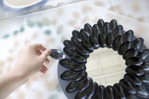 making-mirror-out-of-plastic-spoons-5