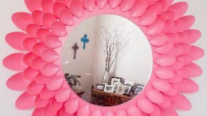 Video Mirror with plastic spoon