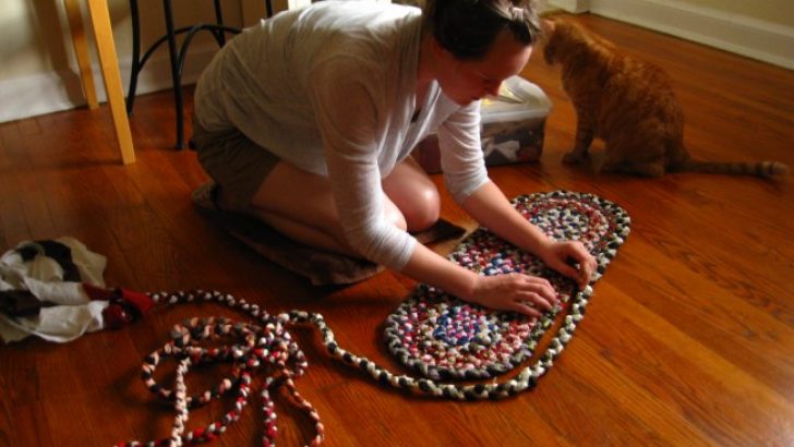 You Can Make Rug From Unused Clothes
