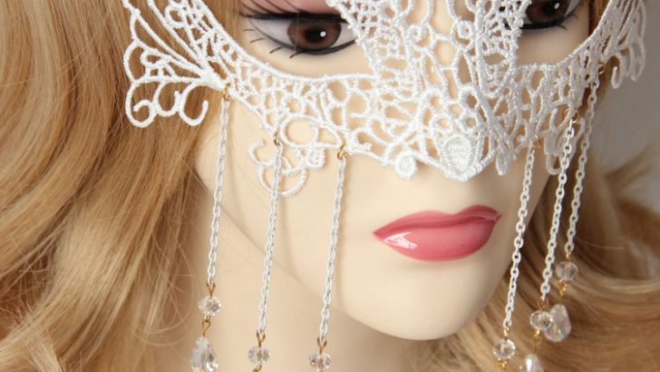 How is make of lace mask?