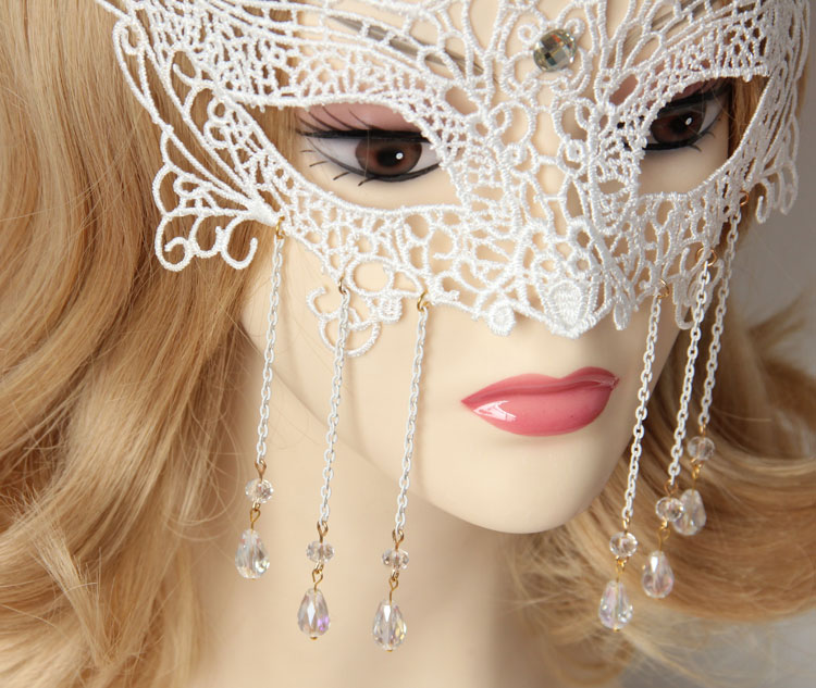 How is make of lace mask?