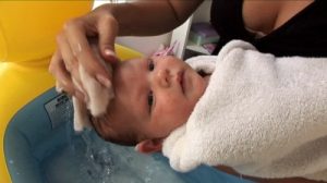 how-to-wash-a-newborn-baby-4