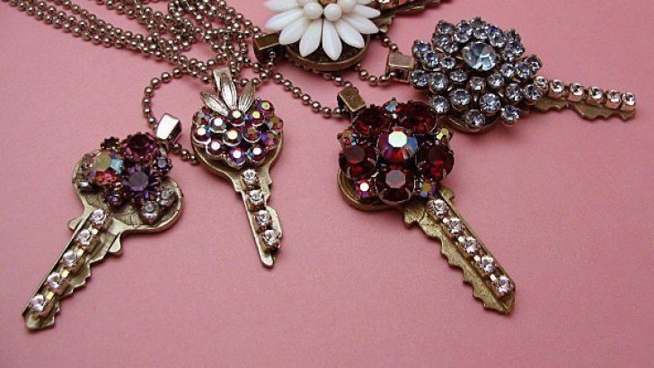 How We Evaluate Old Jewelry?