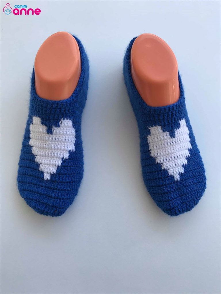 The pattern of booties with a crocheted heart